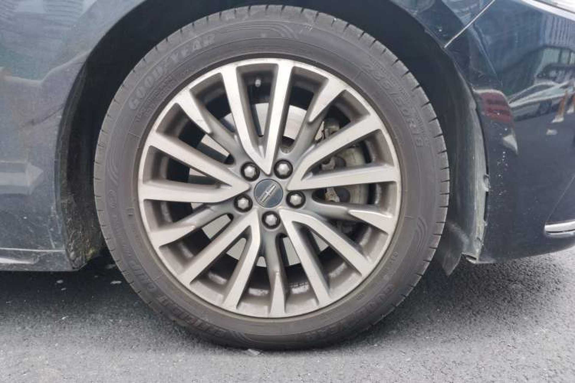 Used Lincoln Continental 2017 2.0T Two-Wheel-Drive Luxury Edition Right Front Wheel Hub