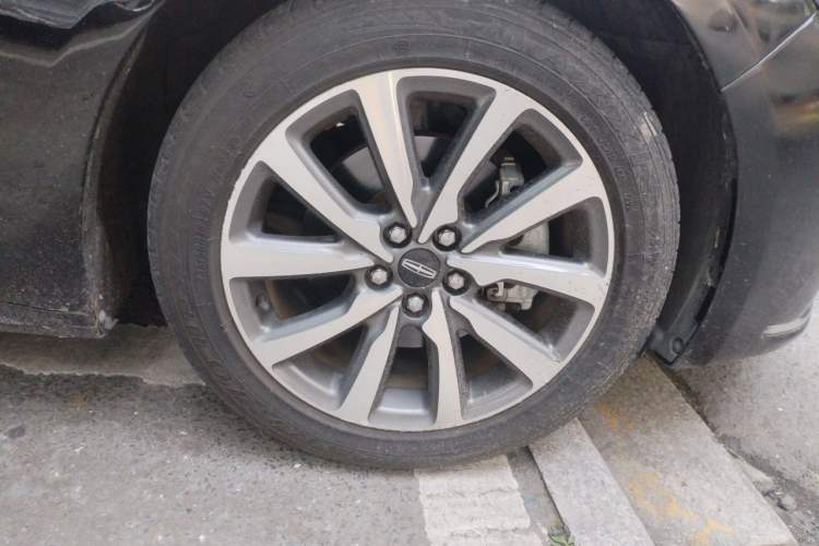 Used Lincoln Continental 2017 2.0T Two-Wheel Drive Deluxe Edition Right Front Wheel Hub