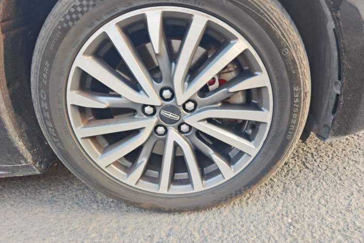 Used Lincoln Continental 2017 2.0T Two-Wheel-Drive Luxury Edition Right Front Wheel Hub