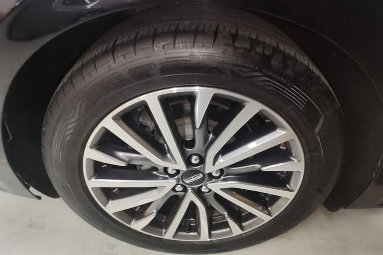 Used Lincoln Continental 2017 2.0T Two-Wheel-Drive Luxury Edition Right Rear Wheel Hub