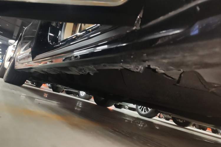 Used Lincoln Continental 2017 2.0T Two-Wheel-Drive Luxury Edition Right Side Sill