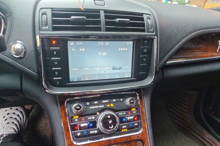 Used Lincoln Continental 2017 2.0T Two-Wheel-Drive Luxury Edition Audio And AC Panel