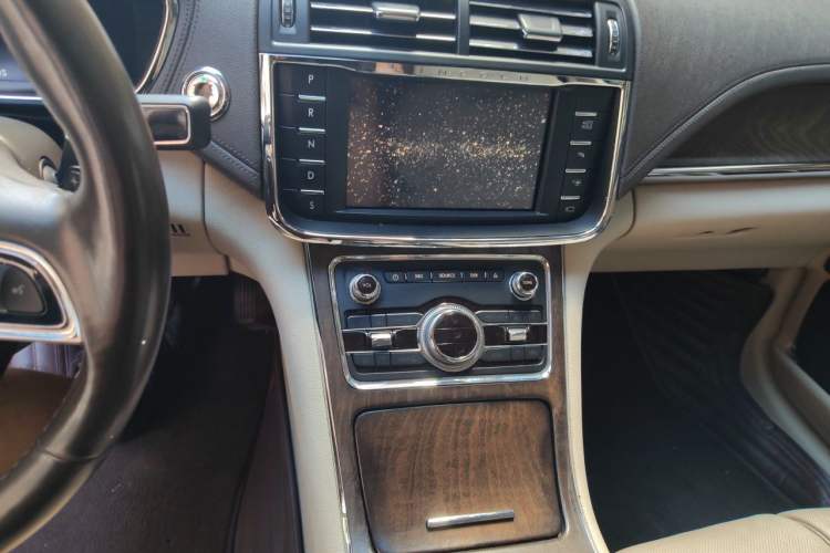 Used Lincoln Continental 2017 3.0T Four-Wheel Drive Prestige Edition Audio And AC Panel