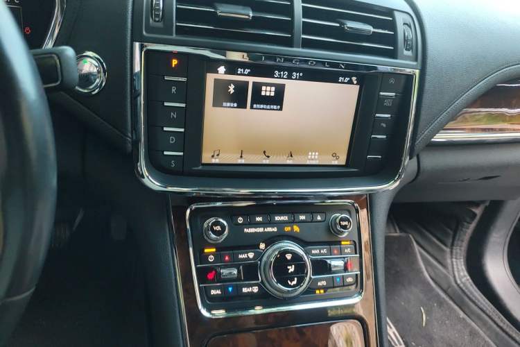 Used Lincoln Continental 2017 2.0T Two-Wheel Drive Deluxe Edition Audio And AC Panel