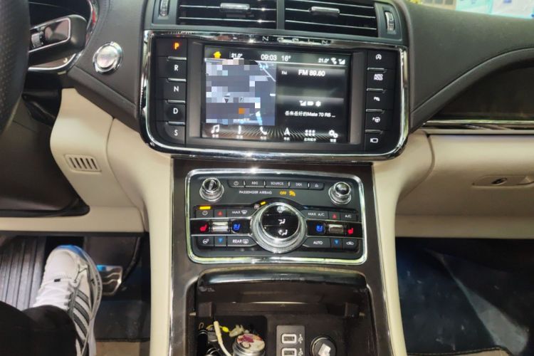 Used Lincoln Continental 2017 2.0T Two-Wheel Drive Prestige Edition Audio And AC Panel
