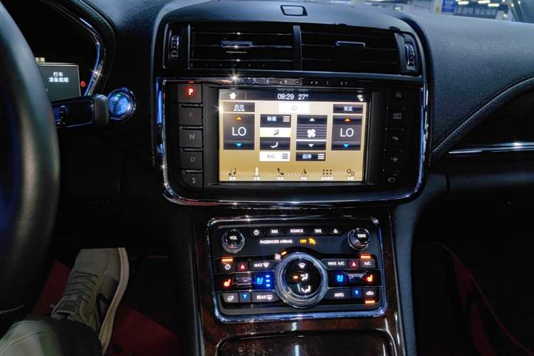 Used Lincoln Continental 2017 2.0T Two-Wheel Drive Prestige Edition Audio And AC Panel
