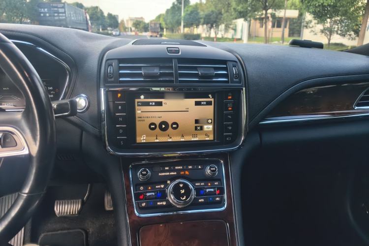 Used Lincoln Continental 2017 2.0T Two-Wheel Drive Prestige Edition Audio And AC Panel