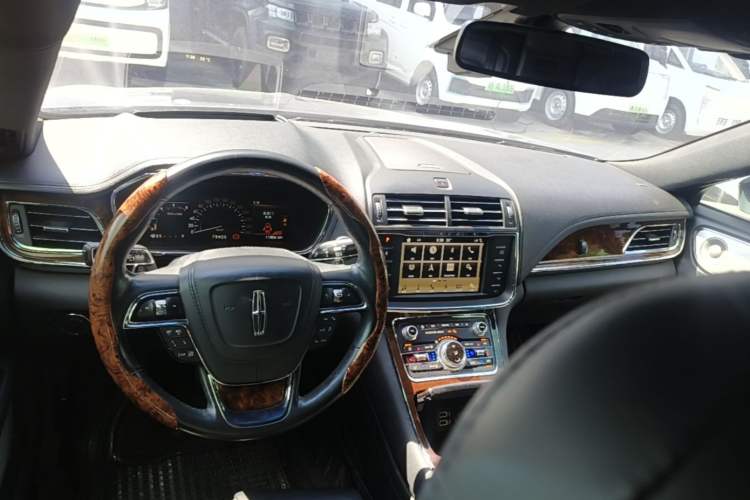 Used Lincoln Continental 2017 3.0T Four-Wheel Drive Prestige Edition Center Console