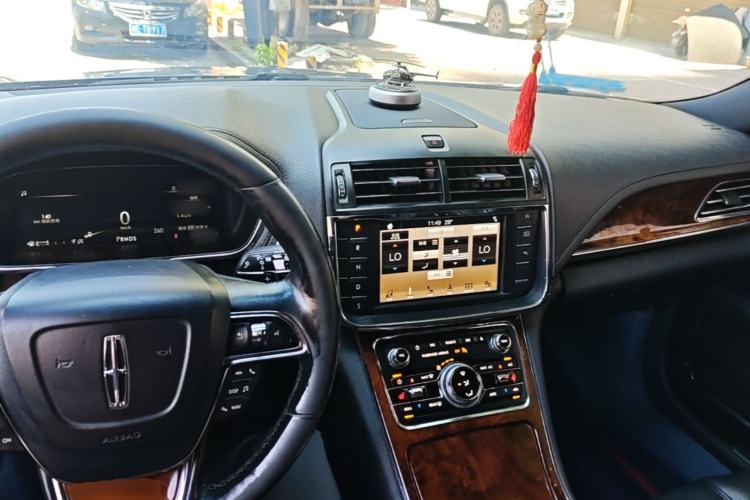 Used Lincoln Continental 2017 2.0T Two-Wheel Drive Deluxe Edition Center Console