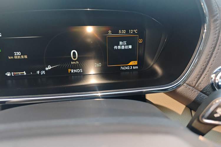 Used Lincoln Continental 2017 2.0T Two-Wheel Drive Deluxe Edition Odometer Close Up