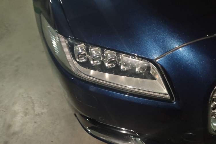 Used Lincoln Continental 2017 2.0T Two-Wheel-Drive Luxury Edition Right Front Headlight