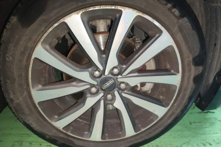 Used Lincoln Continental 2017 2.0T Two-Wheel Drive Deluxe Edition Right Front Wheel Hub