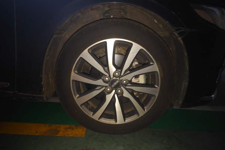 Used Lincoln Continental 2017 2.0T Two-Wheel Drive Deluxe Edition Right Front Wheel Hub
