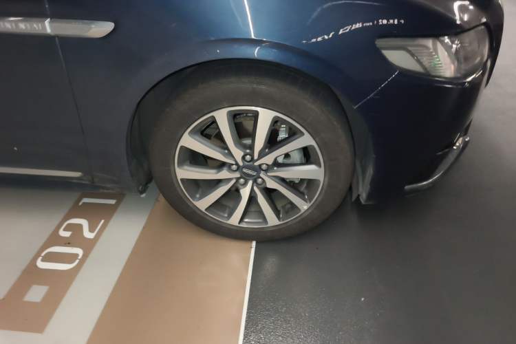 Used Lincoln Continental 2017 2.0T Two-Wheel Drive Deluxe Edition Right Front Wheel Hub