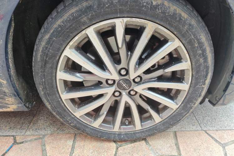 Used Lincoln Continental 2017 2.0T Two-Wheel-Drive Luxury Edition Right Front Wheel Hub