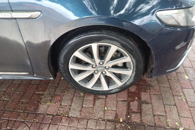 Used Lincoln Continental 2017 2.0T Two-Wheel Drive Deluxe Edition Right Front Wheel Hub