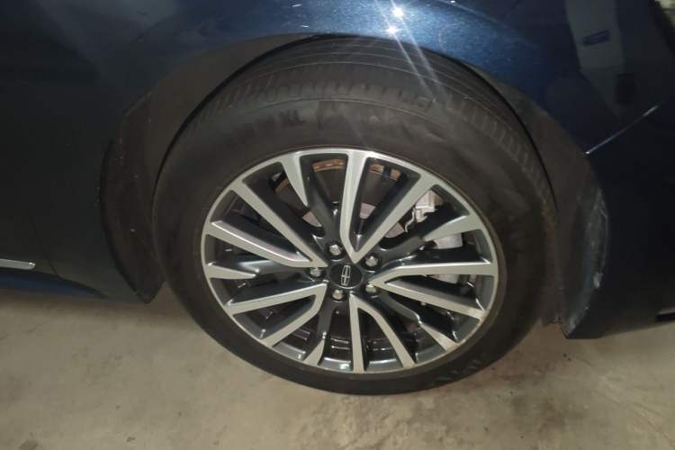 Used Lincoln Continental 2017 2.0T Two-Wheel-Drive Luxury Edition Right Front Wheel Hub