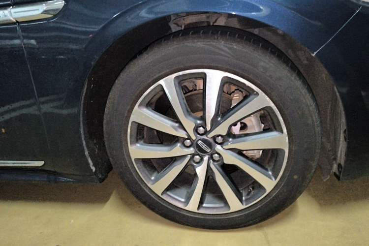 Used Lincoln Continental 2017 2.0T Two-Wheel Drive Deluxe Edition Right Front Wheel Hub