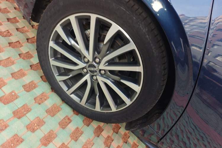 Used Lincoln Continental 2017 2.0T Two-Wheel Drive Prestige Edition Right Front Wheel Hub