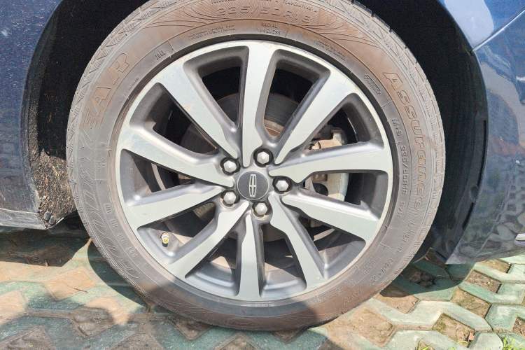 Used Lincoln Continental 2017 2.0T Two-Wheel Drive Deluxe Edition Right Front Wheel Hub