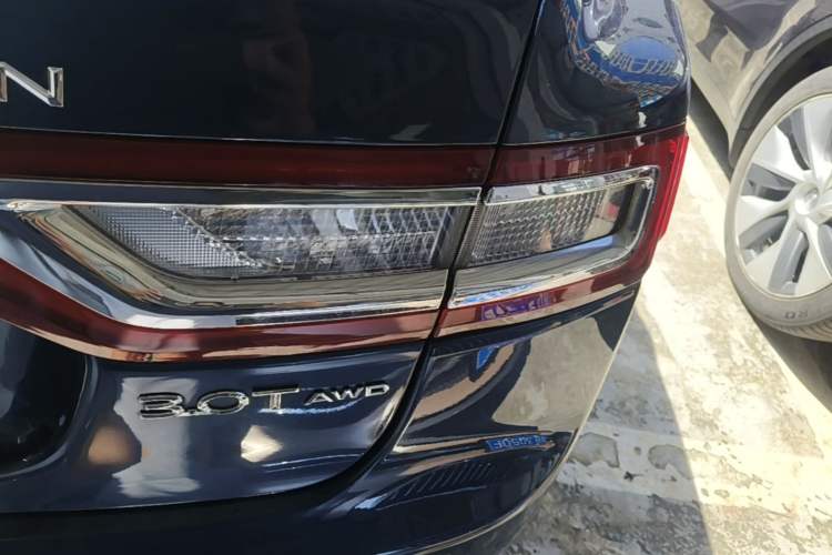 Used Lincoln Continental 2017 3.0T Four-Wheel Drive Prestige Edition Right Rear Taillight