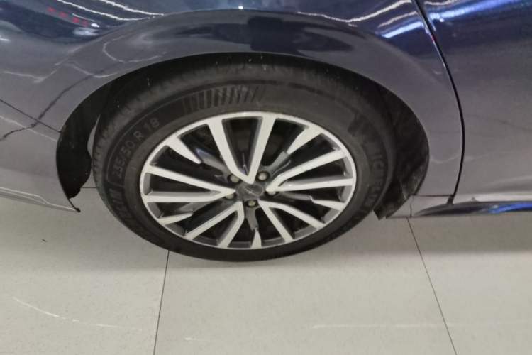Used Lincoln Continental 2017 2.0T Two-Wheel-Drive Luxury Edition Right Rear Wheel Hub