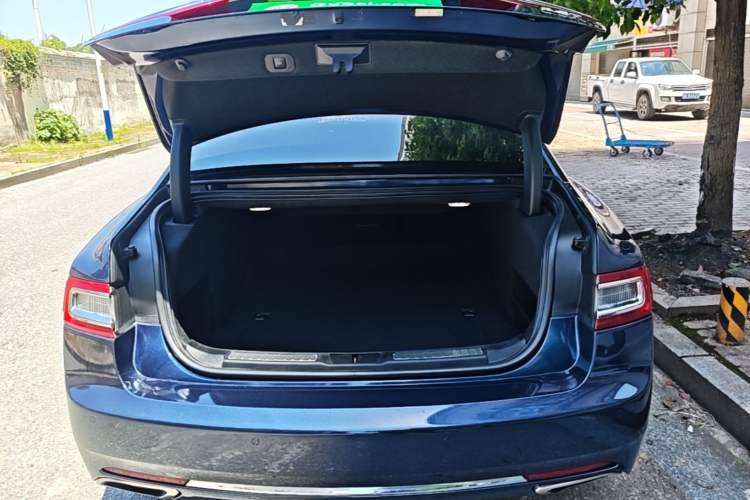Used Lincoln Continental 2017 2.0T Two-Wheel Drive Deluxe Edition Trunk