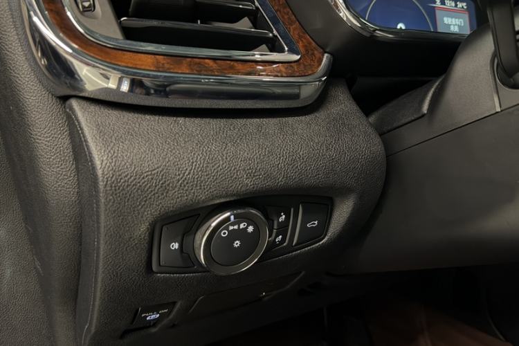 Used Lincoln Continental 2017 2.0T Two-Wheel Drive Deluxe Edition Interior 4