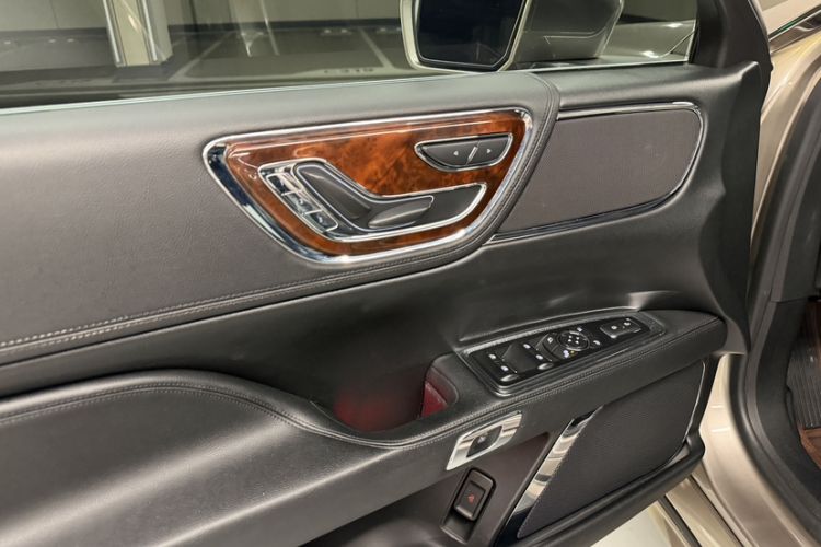 Used Lincoln Continental 2017 2.0T Two-Wheel Drive Deluxe Edition Interior 9