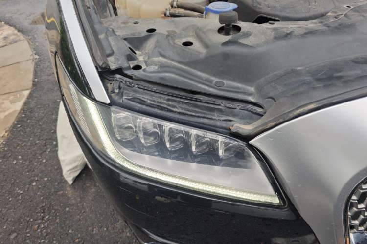 Used Lincoln Continental 2017 2.0T Two-Wheel-Drive Luxury Edition Right Front Headlight