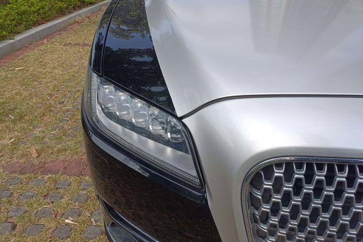 Used Lincoln Continental 2017 2.0T Two-Wheel-Drive Luxury Edition Right Front Headlight