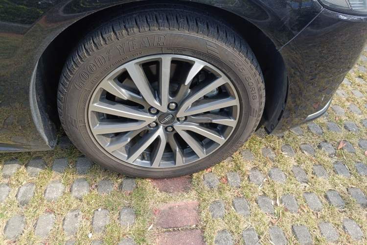 Used Lincoln Continental 2017 2.0T Two-Wheel-Drive Luxury Edition Right Front Wheel Hub