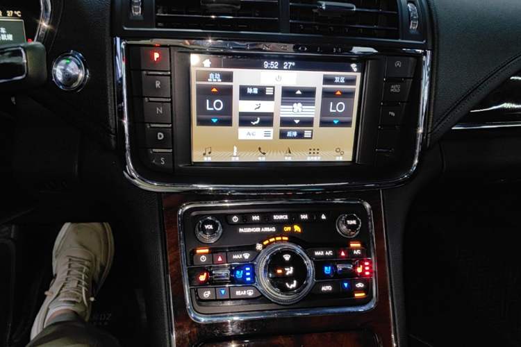 Used Lincoln Continental 2017 2.0T Two-Wheel-Drive Luxury Edition Audio And AC Panel