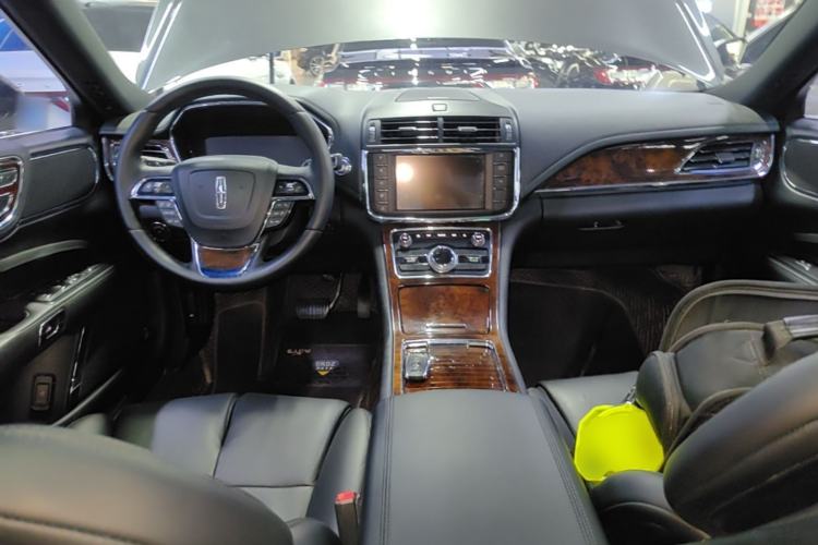 Used Lincoln Continental 2017 2.0T Two-Wheel-Drive Luxury Edition Center Console