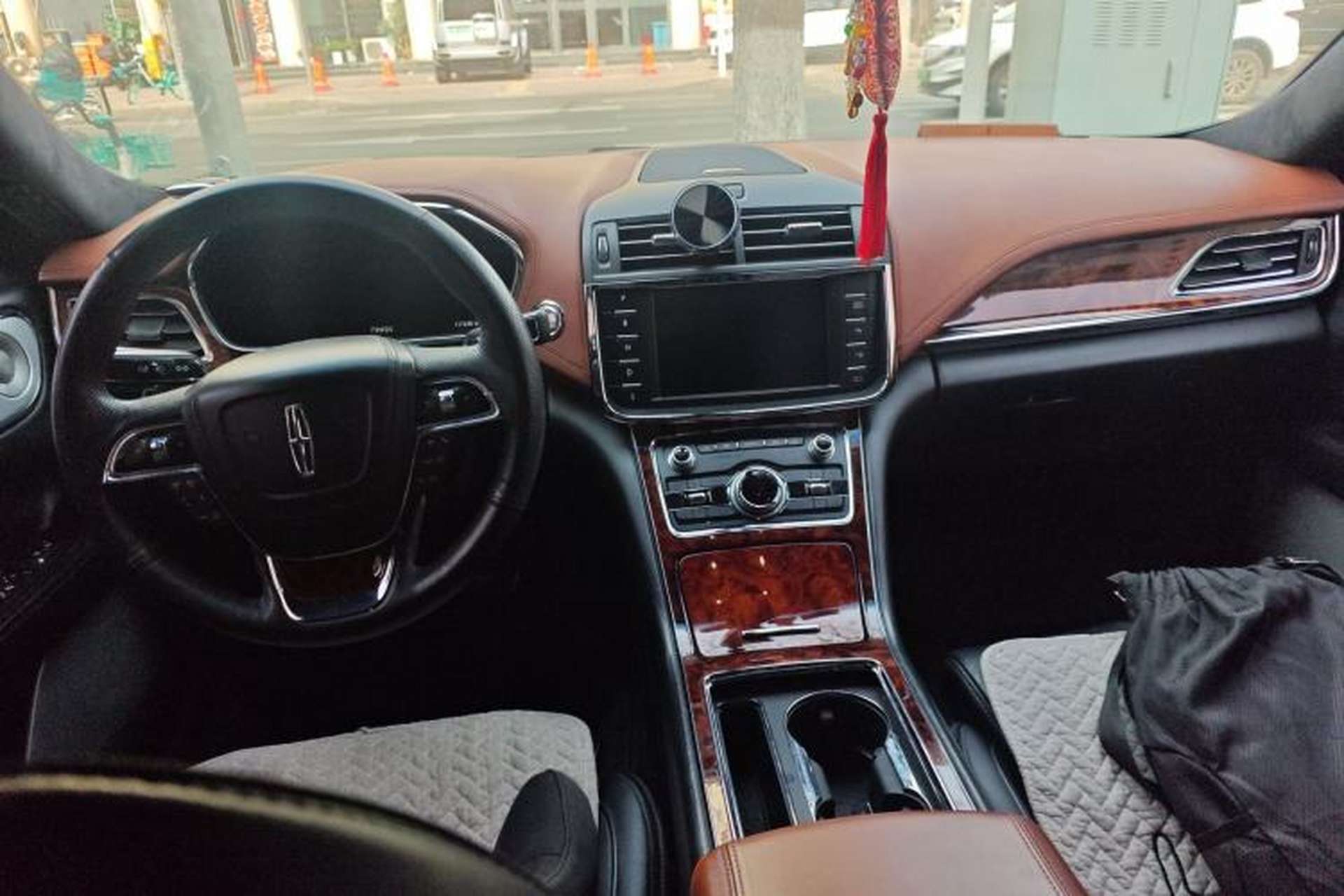 Used Lincoln Continental 2017 3.0T Four-Wheel Drive Presidential Edition Center Console