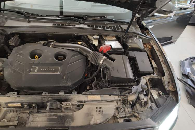 Used Lincoln Continental 2017 2.0T Two-Wheel Drive Prestige Edition Engine Bay Left