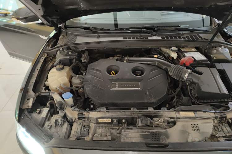 Used Lincoln Continental 2017 2.0T Two-Wheel Drive Prestige Edition Engine Bay Right