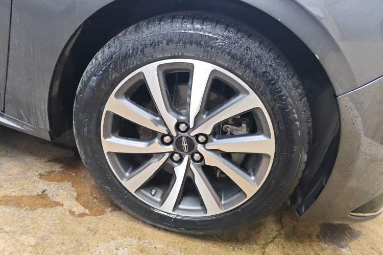 Used Lincoln Continental 2017 2.0T Two-Wheel Drive Deluxe Edition Right Front Wheel Hub