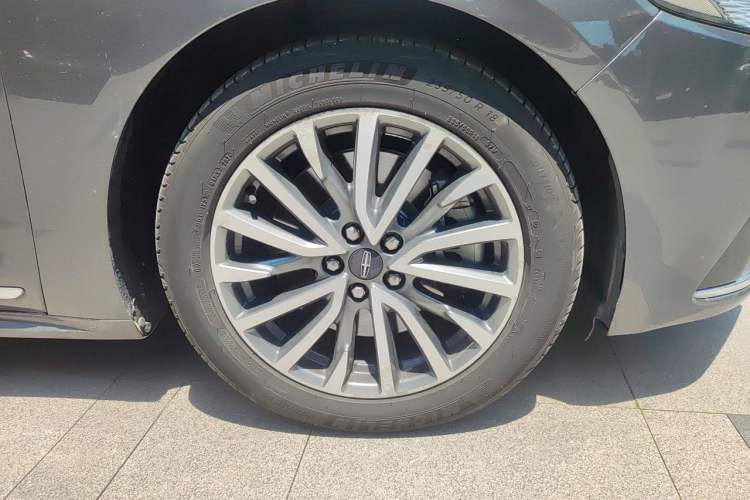 Used Lincoln Continental 2017 2.0T Two-Wheel-Drive Luxury Edition Right Front Wheel Hub