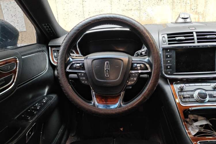 Used Lincoln Continental 2017 2.0T Two-Wheel Drive Deluxe Edition Steering Wheel