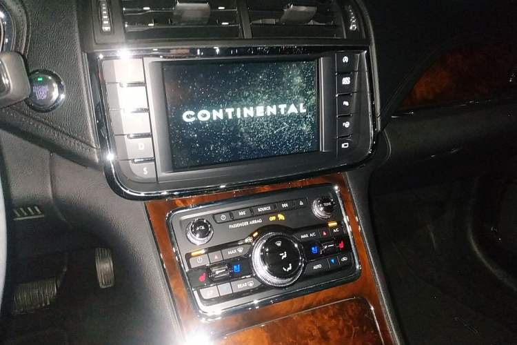 Used Lincoln Continental 2017 2.0T Two-Wheel Drive Prestige Edition Audio And AC Panel