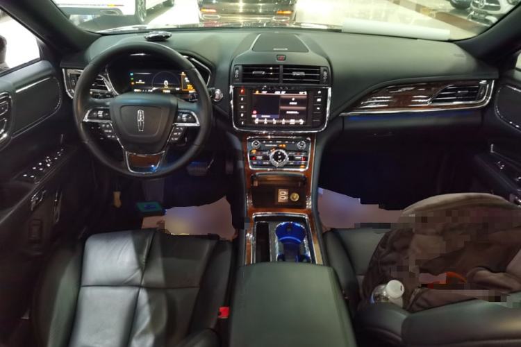 Used Lincoln Continental 2017 2.0T Two-Wheel Drive Deluxe Edition Center Console