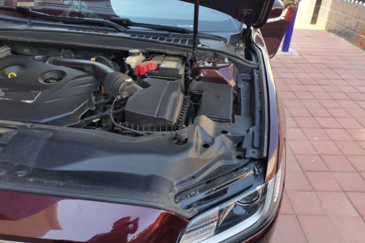 Used Lincoln Continental 2017 2.0T Two-Wheel Drive Deluxe Edition Engine Bay Left
