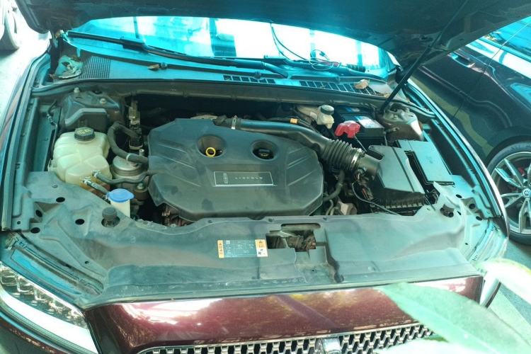 Used Lincoln Continental  Engine Bay