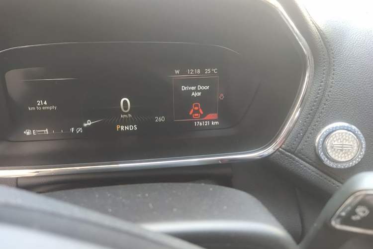 Used Lincoln Continental 2017 2.0T Two-Wheel Drive Deluxe Edition Odometer Close Up