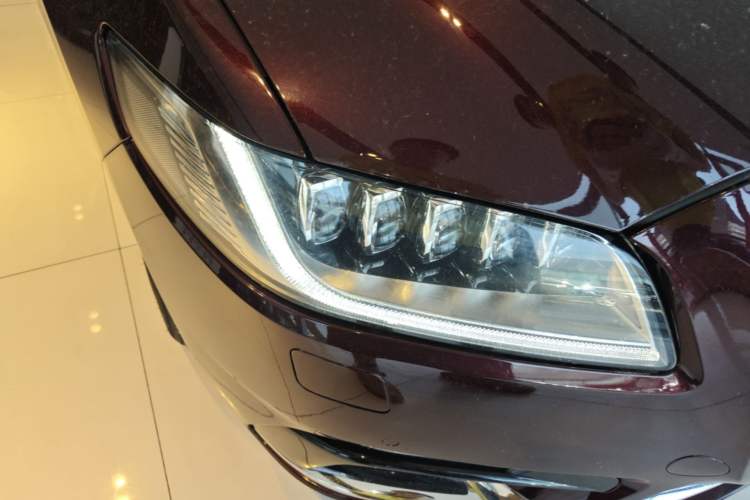 Used Lincoln Continental 2017 2.0T Two-Wheel-Drive Luxury Edition Right Front Headlight