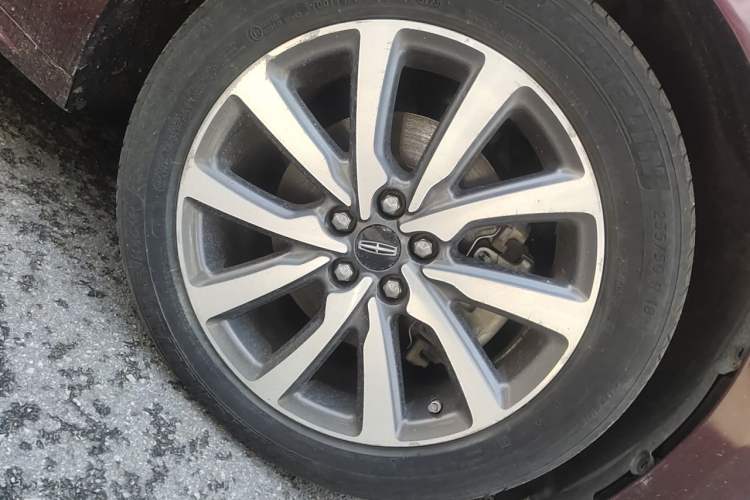 Used Lincoln Continental 2017 2.0T Two-Wheel Drive Deluxe Edition Right Front Wheel Hub