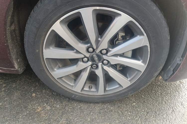 Used Lincoln Continental 2017 2.0T Two-Wheel Drive Deluxe Edition Right Front Wheel Hub