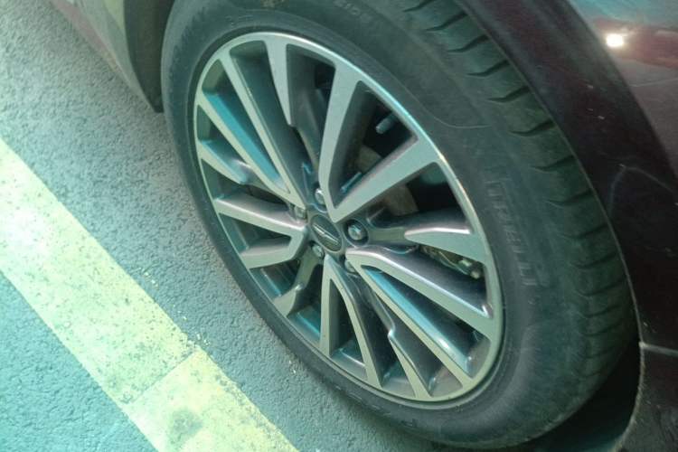 Used Lincoln Continental  Right Front Wheel Hub