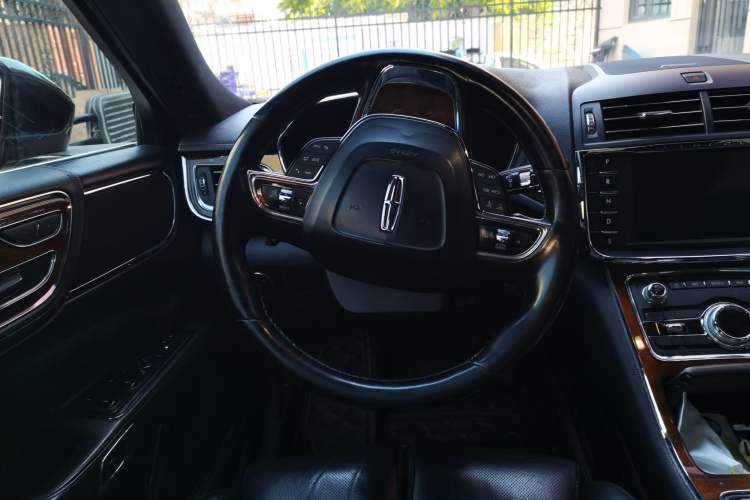 Used Lincoln Continental 2017 2.0T Two-Wheel Drive Deluxe Edition Steering Wheel